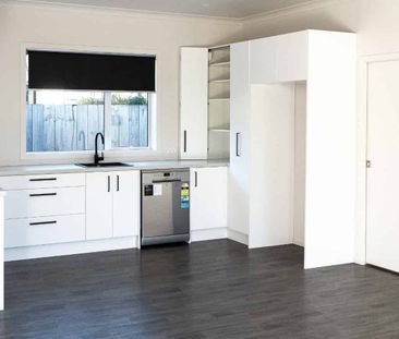 Modern 2-Bedroom Home with Ensuite, Heat Pumps & Private Fenced Yar... - Photo 2