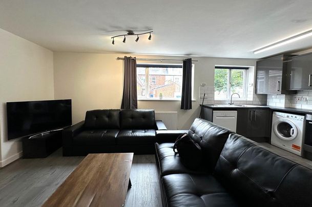 8 bedroom house to rent - Photo 1
