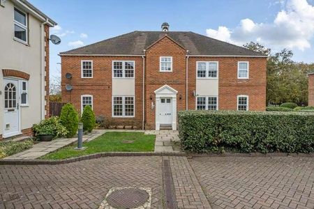 Calcott Park, Yateley, GU46 - Photo 3