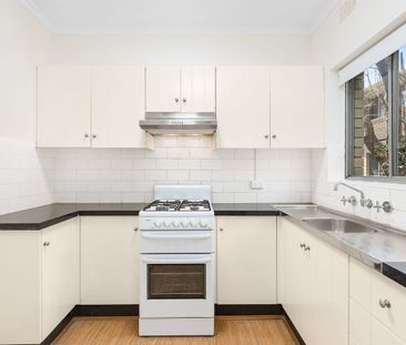 Stylish Beachside Apartment Offering Comfort & Convenience - Photo 3