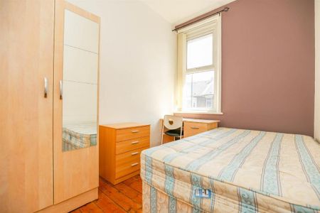 3 bedroom flat to rent - Photo 3