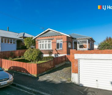 Four bedrooms in Mornington - Photo 3