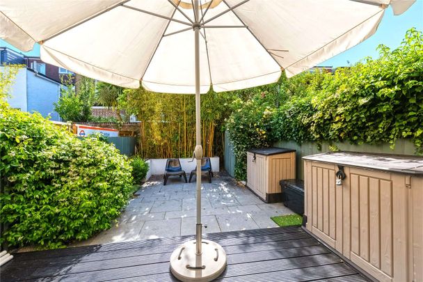 A delightful four bedroom house ideally located off Chiswick High Road - Photo 1