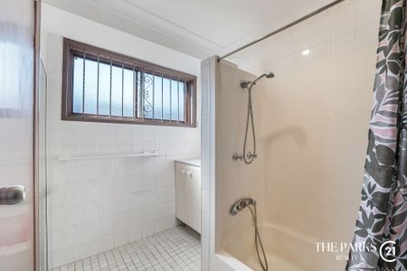 Single Level Residence in Prime Location! - Photo 3