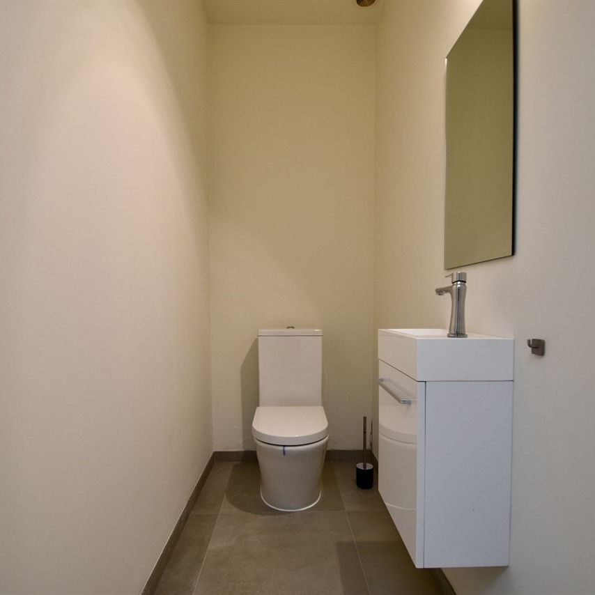 Gerenoveerd gelijkvloers appartement met ruim terras - Photo 1