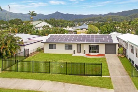 Freshly Painted Interior - Fully Tiled - Pool - Large Solar - Electric Gate - Photo 4