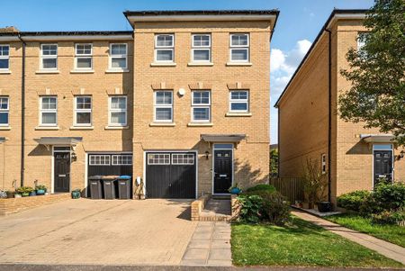 4 bedroom end of terrace house to rent - Photo 3