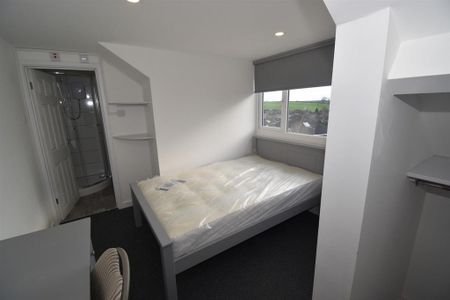 4 bedroom flat to rent - Photo 4