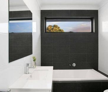 [$ 670/week] 3-bedroom townhouse with low maintenance in Hectorvill... - Photo 2