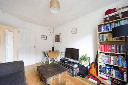 2 Bedroom Flat - Purpose Built - Photo 4