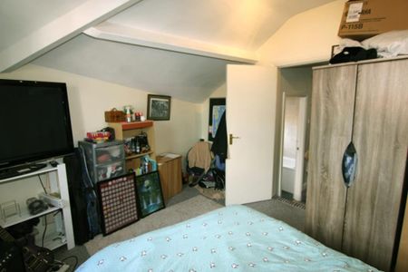 32 BRUDENELL AVENUE Leeds - LS6 1HD - Photo 3