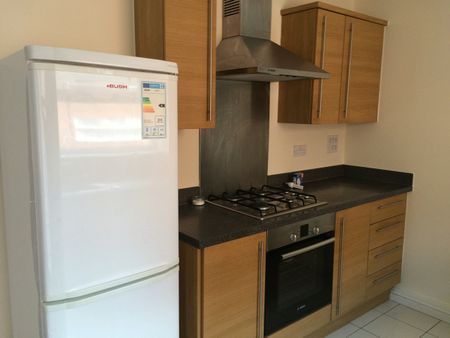 2 Bed Flat, Piper Way, IG1 - Photo 5