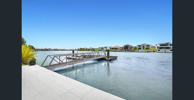 Private Single Level Stunning Waterfront Home - Unfurnished - Photo 1