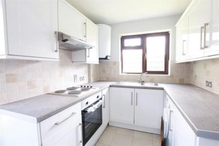 Cuthbury Gardens, Wimborne - Photo 3