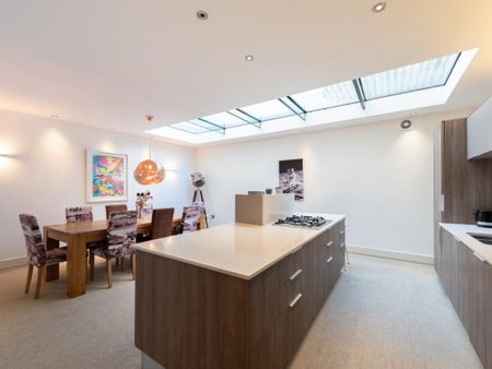 3 bedroom mews to rent - Photo 5