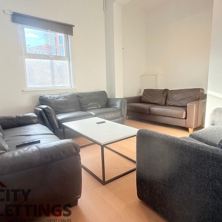 8 Bedroom Mid Terraced House - Photo 1