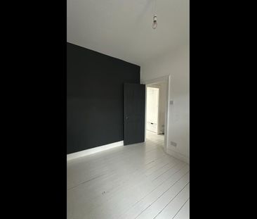 2 Bed Terraced House, Wall End Road, E6 - Photo 3