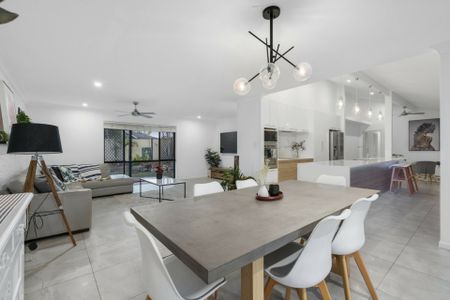 LARGE FAMILY HOME WITH POOL - Photo 2