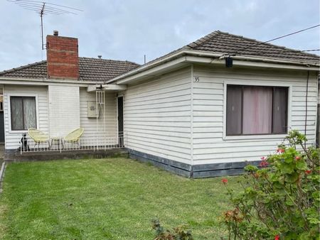 ** Register to Inspect ** Great family home with plenty of yard space - Photo 5