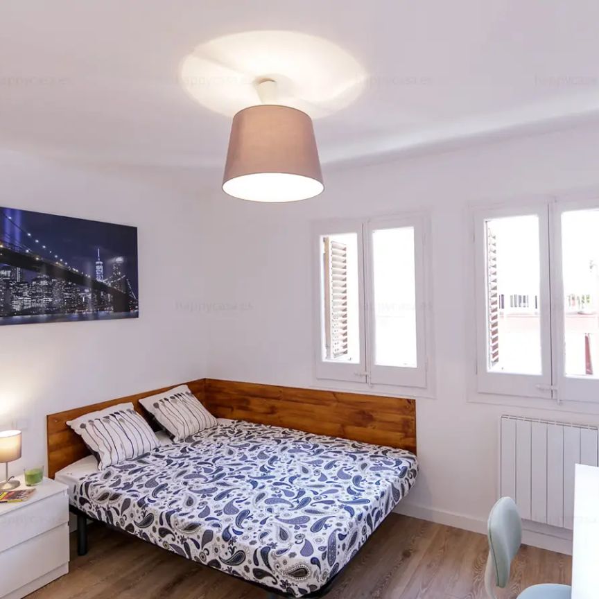Room in a shared 10-bedroom apartment for rent in Collblanc, bills included, professionals and students. - Photo 1