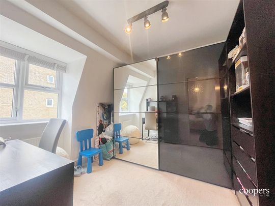 Truesdales, Ickenham, UB10 - Photo 1