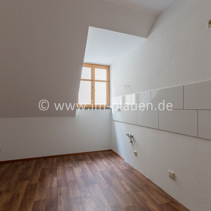 Renovierte 2-Zimmer-DG-Wohnung im Zentrum von Auerbach – Jetzt einziehen! - Photo 1