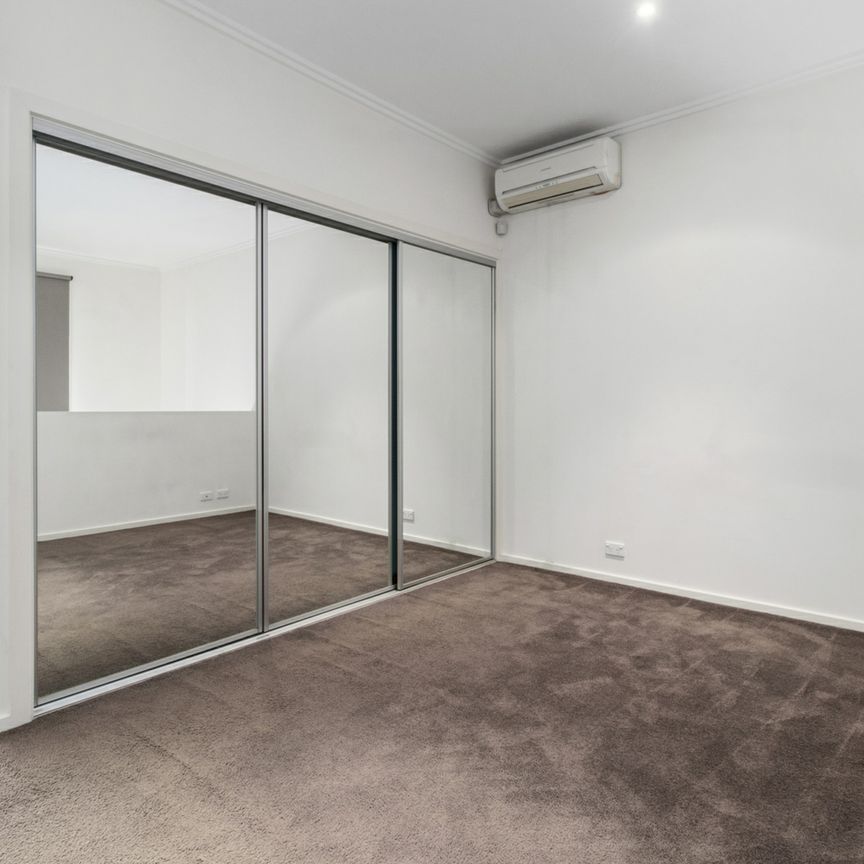 Beautifully Presented Townhouse! - Photo 1