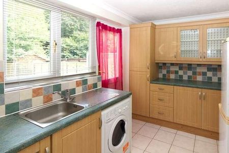 Two Mile Ash - Bedroom House With Garden, MK8 - Photo 5