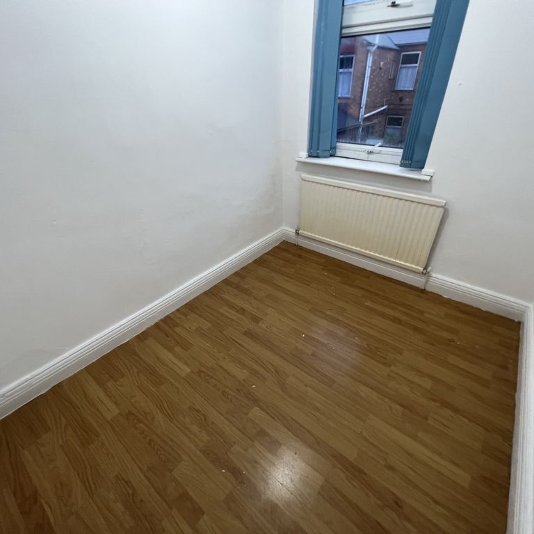 3 Bedroom Terraced - Photo 1