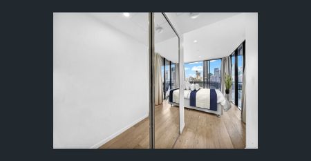 Modern 1-Bedroom Apartment with City and River Views in South Brisbane - Photo 3