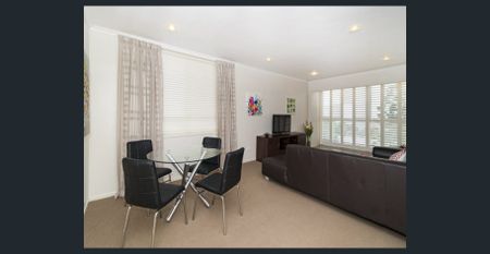 Live on Top of the World – Fully Furnished Unit with Stunning Escarpment Views! - Photo 2