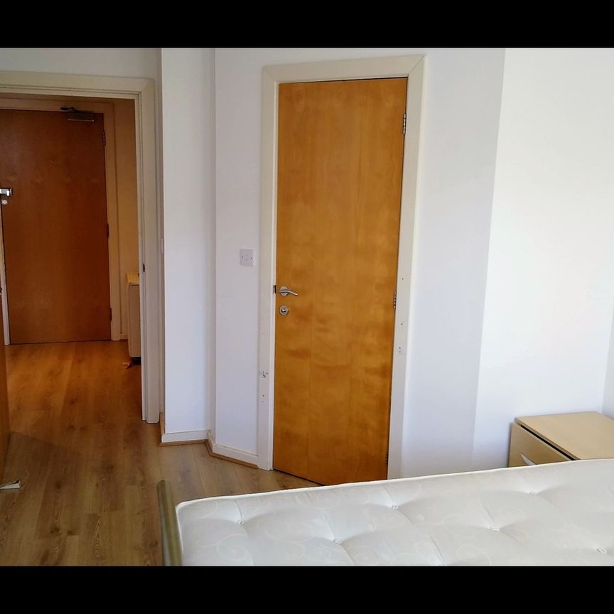 2 Bed Flat, Elmira Way, M5 - Photo 1