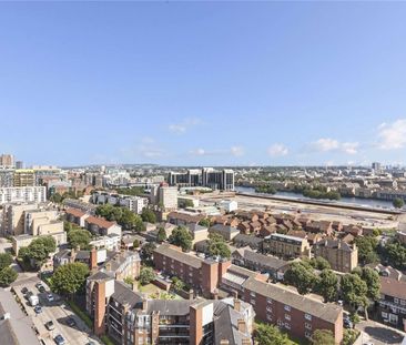 Three bedroom ex-local apartment overlooking Canary Wharf. - Photo 1