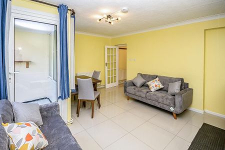 3 bedroom ground floor maisonette to rent - Photo 2