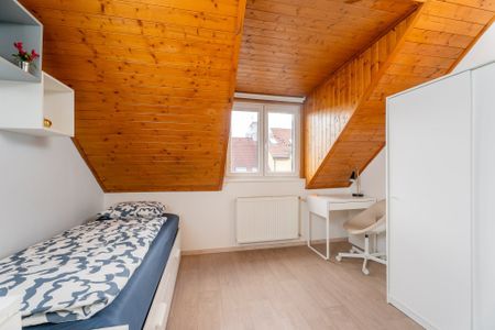 Nabídka pronájmu podkrovního zařízeného studia v lokalitě Praha 4 s dobrou dostupností do centra - Fotografie 2