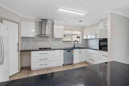 Spacious Family Home Opposite the Kalgoorlie Racecourse - Photo 2