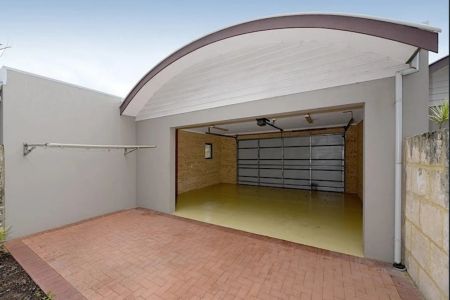 Modern Chic Townhouse in Prime Fremantle Location - Photo 2