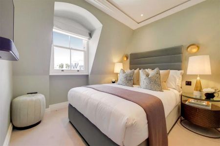 3 bedroom flat in Kensington - Photo 4