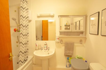 2 bedroom flat to rent - Photo 2