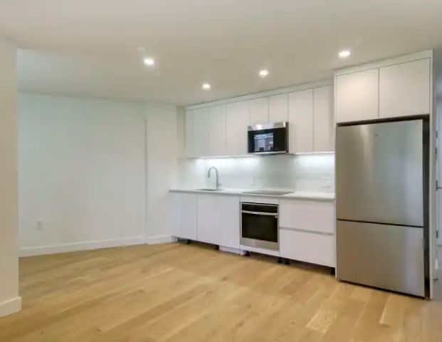 10 Rosemount Avenue | 10 Rosemount Avenue, Westmount - Photo 1