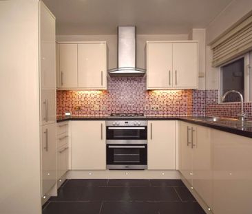 2 bed Terraced for rent - Photo 2