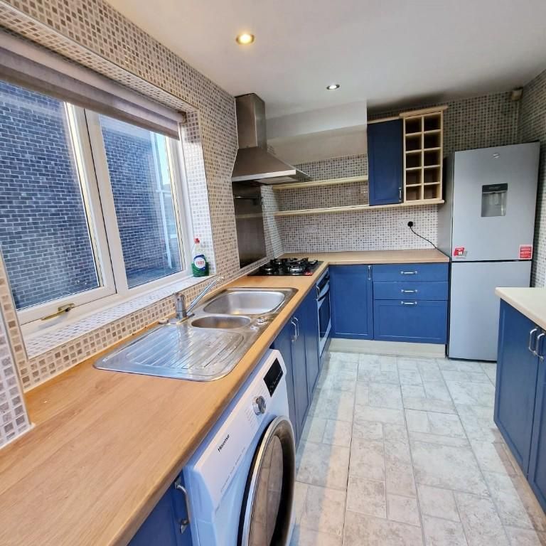 3 bedroom semi-detached house to rent - Photo 1