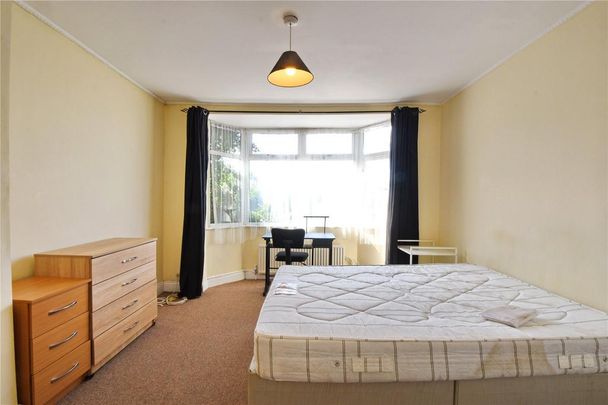 4 bedroom end of terrace house to rent - Photo 1