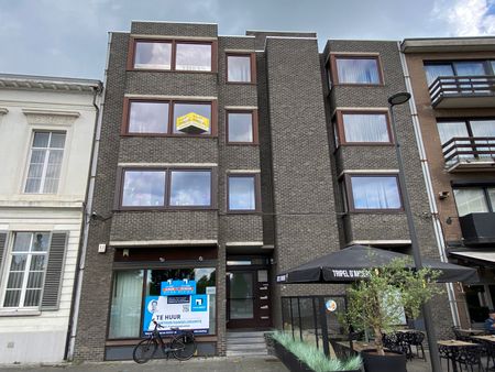 Ruim appartement met 3 slaapkamers en zicht op de markt - Photo 3