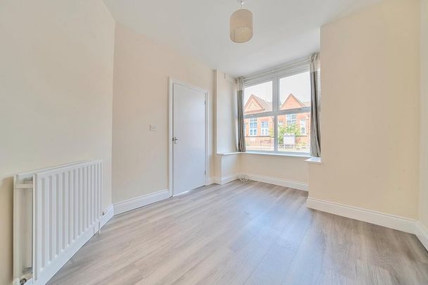 4 bedroom end of terrace house to rent - Photo 1