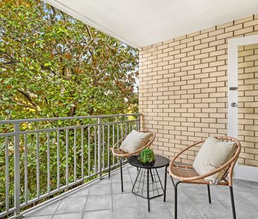 Renovated Three-Bedroom Retreat in Ultra Convenient Location Moment... - Photo 6