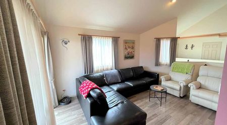 Beautiful 4 Bedroom House in Blockhouse Bay - Photo 2