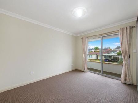 Modern Family Living In Quiet Street - Photo 5