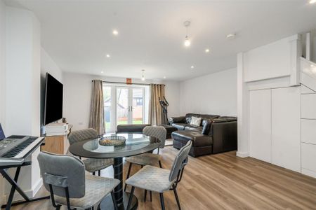 3 bedroom semi-detached house to rent - Photo 3