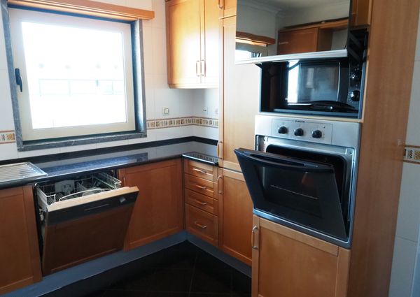 Apartamento T3 com Terraço Privativo para Arrendamento em Nova Queijas